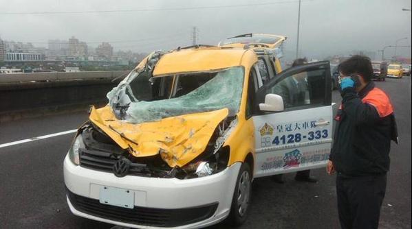 TransAsia ATR 72 Crashes Into Keelung River